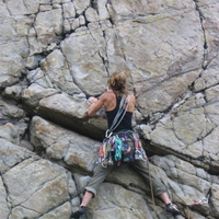 Anne-Marie shows off those muscles