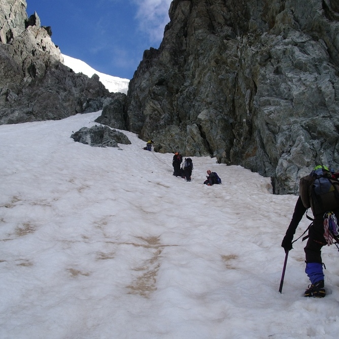 Pic de Neige Cordier - Gully getting narrower - guided party above