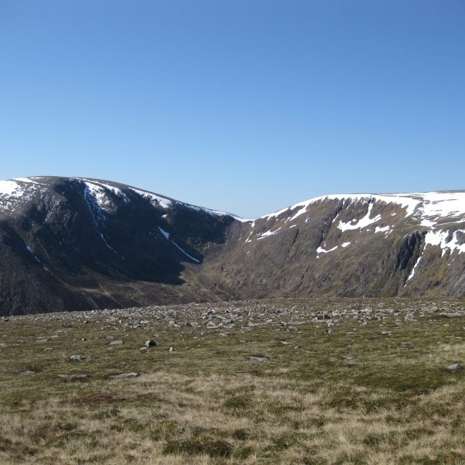 Ridge between Beinn Bhrotain and Monadh Mor