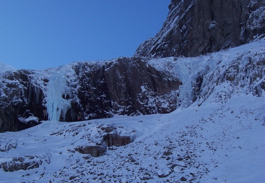 Climbers on cascades close to the CIC hut