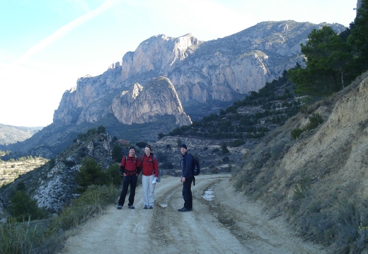 Stuart, Jeanie & Roddy on the walk in to Pared de Los Alcoyanos, Cabezon de Oro.