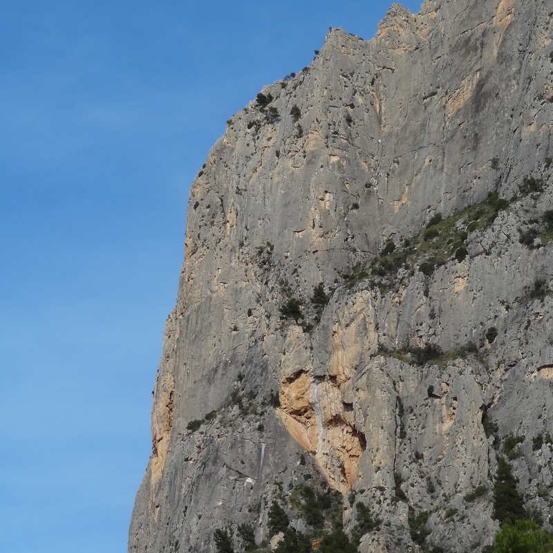 Pared de Los Alcoyanos. Spot the climbers on the ridge?