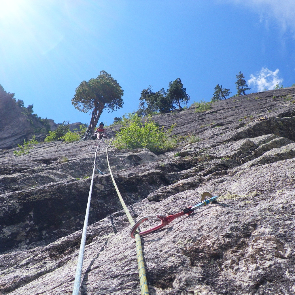 Jeanie on shady belay on 2nd pitch of Ma, Que! Seulement du V
