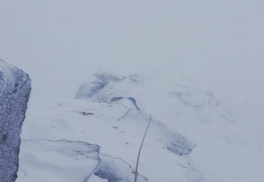 Snow, a ridge, a rope...
